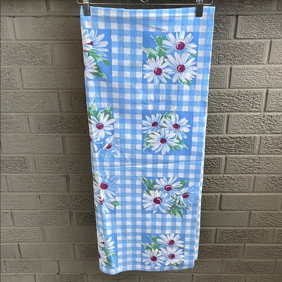 Vintage 64” x 54” Blue and White Checked Daisy Tablecloth - Picture 1 of 4